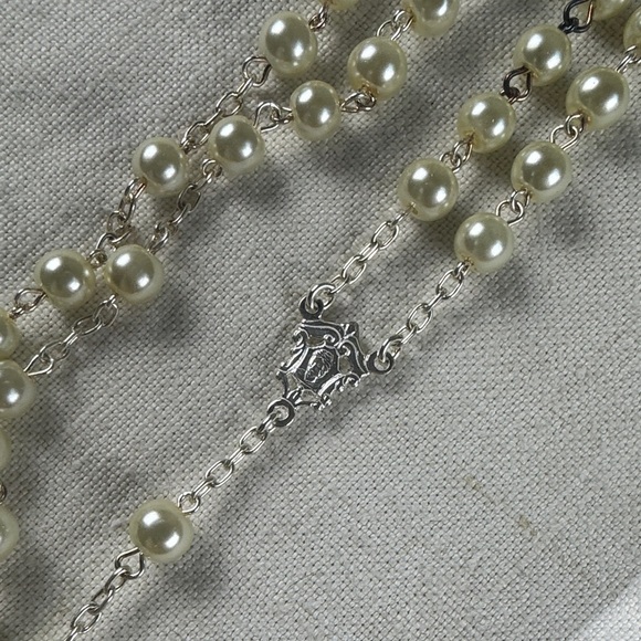 18K WHITE GOLD BIG ROSARY NECKLACE MIRACULOUS MARY MEDAL  Vintage 18” Silver and White Rosary Necklace from the Vatican in Italy.
